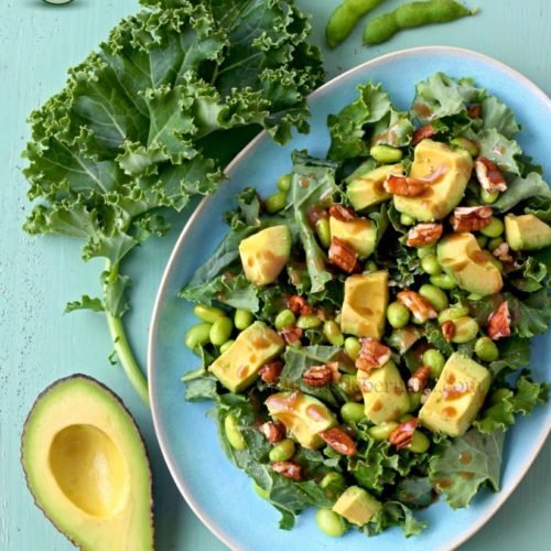 Ensalada de col rizada picada con edamame, zanahoria y aguacate