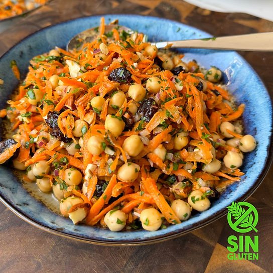 Ensalada de rúcula, zanahoria y garbanzos con granos de trigo