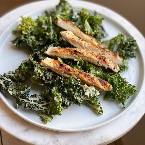 Ensalada griega de col rizada con aderezo cremoso de tahini