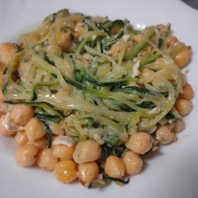 Fideos De Calabacín Con Garbanzos Arrabiata