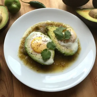 Huevos Rancheros con Salsa Verde de Aguacate
