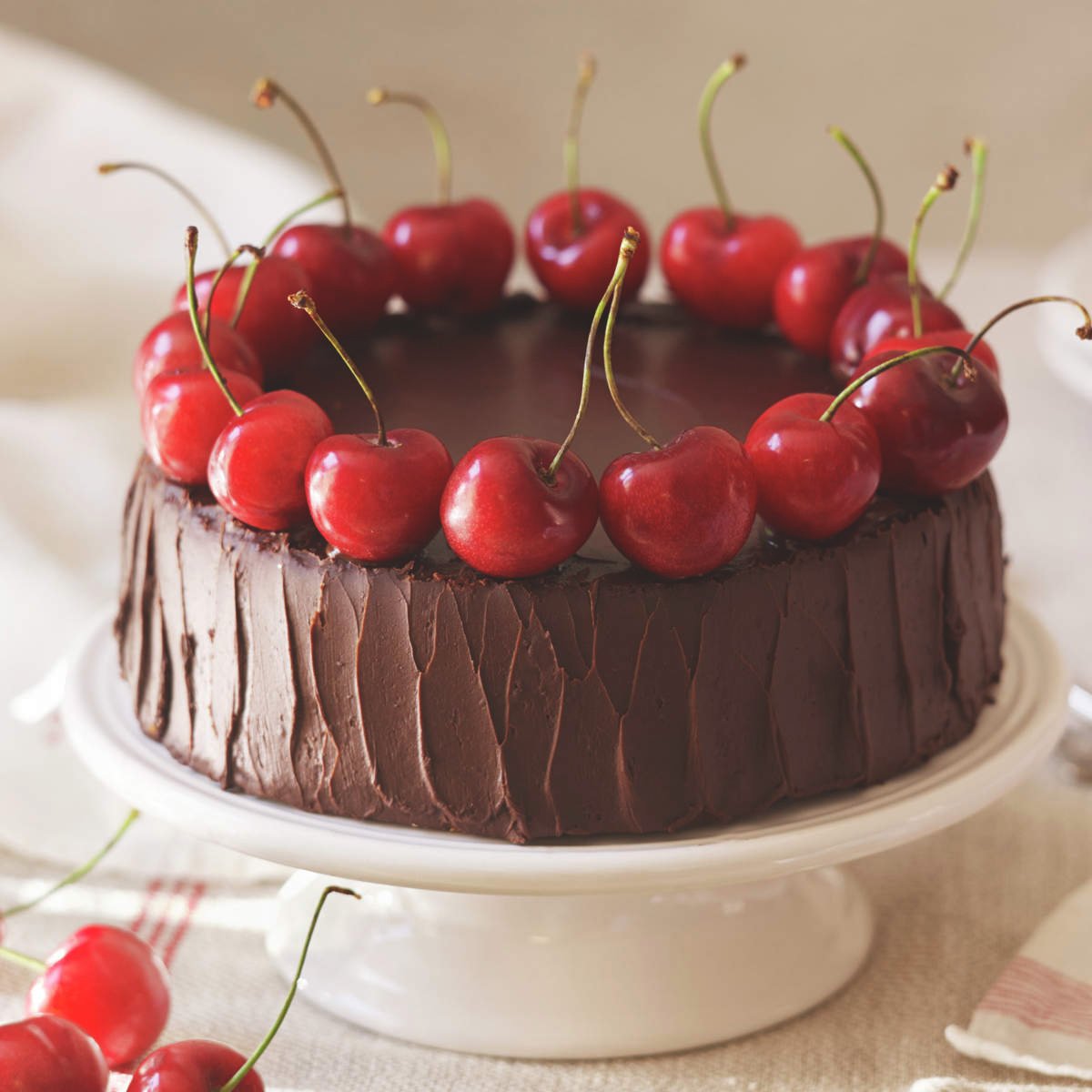Pastel de chocolate y cerezas