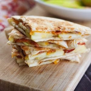 Quesadillas de manzana y queso cheddar