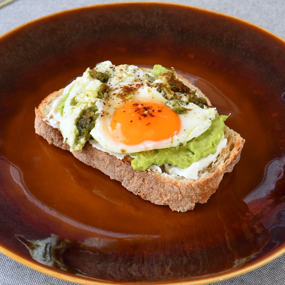 Tostada de pesto de aguacate