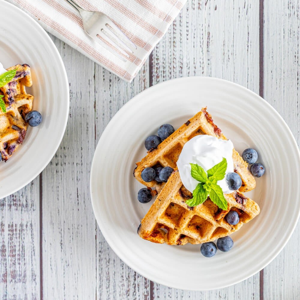 Waffles de trigo integral con sirope de arándanos y jengibre