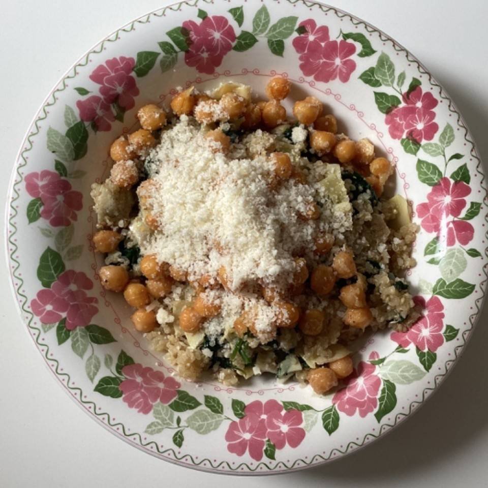 Cazuela de espinacas, alcachofas y quinoa
