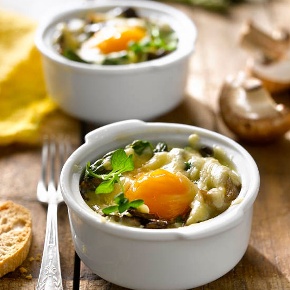 Huevos en cazuela con espárragos y champiñones