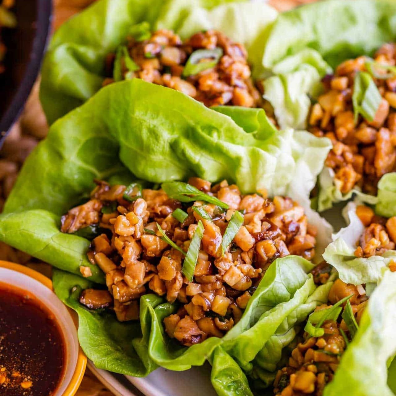 Rollos de lechuga y pollo al estilo tailandés en 30 minutos